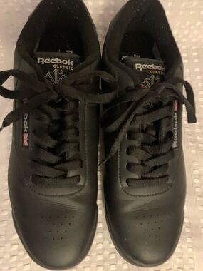 Reebok women’s Princess black leather low cut laced sneakers, size 9.